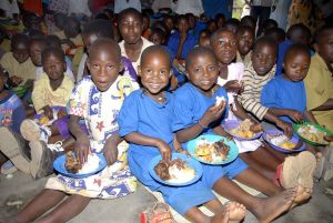 Kinder Rwaza beim Essen